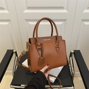 Sac cabas en cuir marron à grain litchi avec doubles poignées et bandoulière