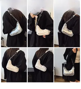 Collage de sacs hobo argent et crème avec bandoulières à chaîne et imprimés tendance