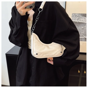 Détail du sac demi-lune beige avec chaîne et texte Fashion & Bags sur le cuir