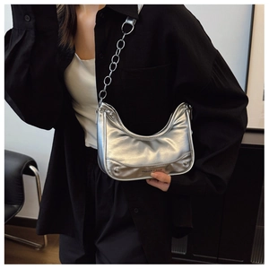 Détail du sac croissant argenté métallisé avec bandoulière chaîne et lettrage