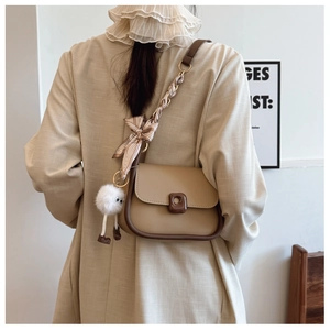 Sac bandoulière kaki avec foulard en soie rayé et breloque peluche monstre blanc