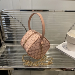 Mini sac cylindrique rose avec motif monogramme M, anses et bandoulière dorée