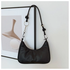 Détail du sac hobo avec des anneaux en métal argenté et une boucle de sangle unique
