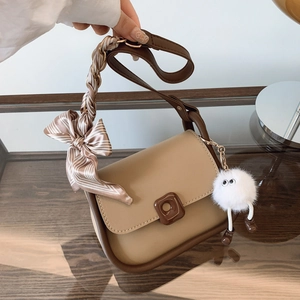 Petit Sac Carré Bandoulière en Cuir PU pour Femme Tendance 2025 Avec Décoration de Foulard en Satin et Pendentif Monstre en Peluche Sac à Épaule