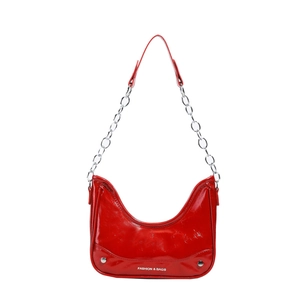 Sac hobo argenté avec bandoulière chaîne mode et finition métallique brillante