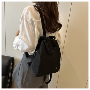 Vue de dos d'un sac à dos décontracté en nylon noir sur un mannequin montrant sa forme