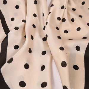 Élégant foulard en soie à pois beige et noir, grand carré de 90 cm pour femmes