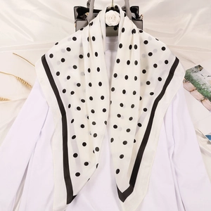 Élégant foulard carré en soie à pois noir et blanc avec broche rose et fini satiné