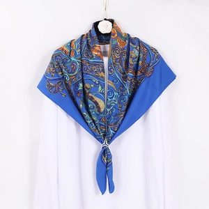Pañuelo de seda azul real con estampados barrocos vintage sobre una camisa blanca