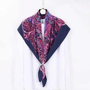 Pañuelo de seda 90x90cm azul marino y rosa con motivos paisley y flores boho