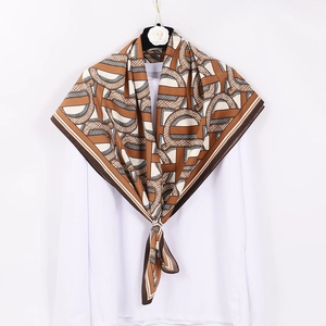 Elegante Sciarpa Quadrata Twill Satin Poliestere Stampa Lettere Motivo Geometrico Traspirante Scialle Fascia Per Donne
