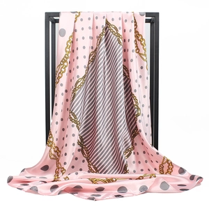 Carré de soie satin rose 90x90cm à pois gris et motif de chaînes dorées élégant