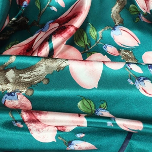 Foulard en satin 90x90cm avec imprimé floral pivoine et finition lisse brillante