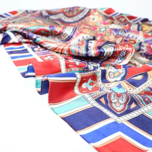 Foulard en soie satinée 90x90cm avec imprimé paisley vintage et motif bohème