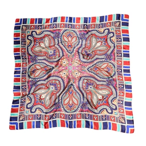 Carré en soie satinée 90x90cm avec motifs paisley rouges et bleus sur fond blanc pur
