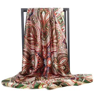 Carré de soie satinée 90x90cm à motif paisley vintage drapé sur support métallique