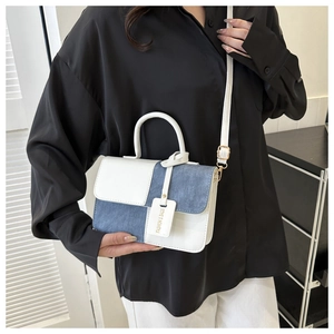 Sac à bandoulière en cuir blanc et denim bleu avec design contrasté pour femme