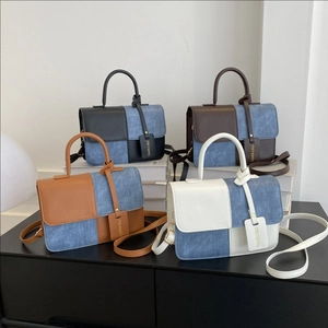 Gestructureerde patchwork handtassen van kunstleer en denim met handvat en schouderriem