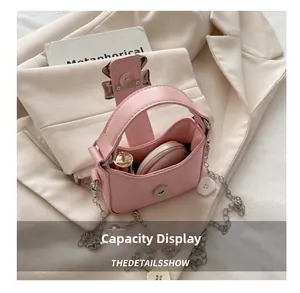 Innenkapazität der rosa Mini-Tasche mit Platz für Lippenstift und Make-up-Dose