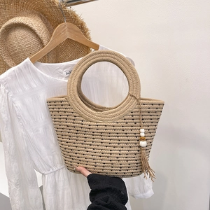 Borsa tote in paglia intrecciata a mano con pois neri e pendente nappa di perline