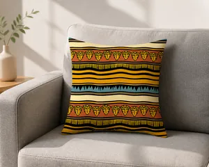 Detail eines Kissenbezugs mit Stammesmuster und gelb-orangen abstrakten Maskendesigns