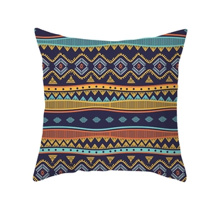 Abstrakter nordischer Kissenbezug mit Boho-Geometrie-Mustern auf dunkelblauem Stoff