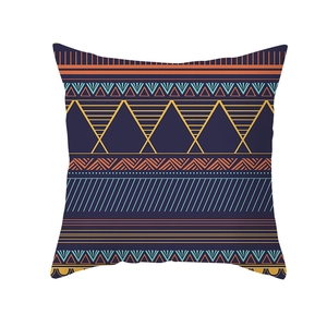 Abstrakter nordischer Kissenbezug mit geometrischen ethnischen Mustern in Orange und Blau