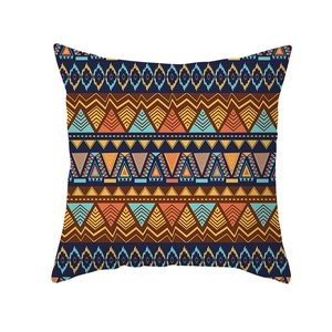 Abstrakter nordischer Kissenbezug mit geometrischen Ethno-Mustern in Navy und Orange