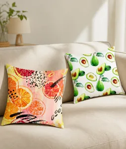 Detail des Pfirsichhaut-Kissenbezugs mit Aquarell-Fruchtprint in Orange und Avocado