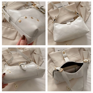 Détails du sac à bandoulière vintage blanc avec rivets dorés et boucle de ceinture chic