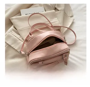 Innenansicht der rosa Schleifen-Handtasche mit Platz für Handy, Geldbörse und Seidenschal