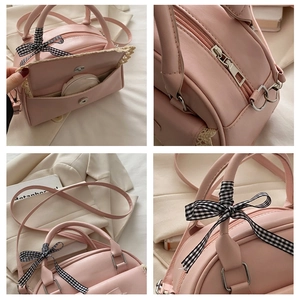 Rosa Boston Bag mit karierter Schleife, Spitzenbesatz und silbernen Metallbeschlägen