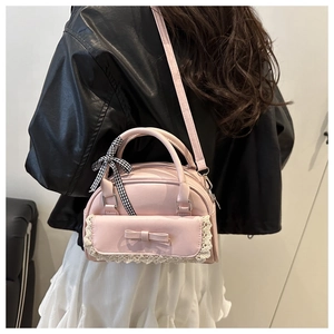 Vue arrière d'un mannequin portant le sac bandoulière rose avec dentelle et nœud
