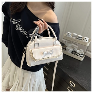 Détail du sac bandoulière blanc en cuir PU avec dentelle et ruban à carreaux noir et blanc