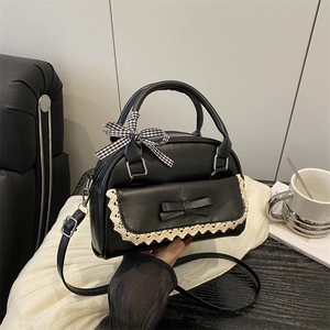 Sac bandoulière minimaliste en cuir noir avec nœud papillon et bordure en dentelle