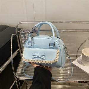 Sac Boston bleu clair minimaliste avec dentelle et nœud, sac à main polyvalent élégant
