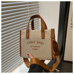 Détail du sac cabas en toile avec bordure en cuir marron et imprimé chic CHIO'2ND Paris