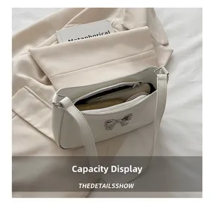 Vue intérieure du sac à bandoulière blanc montrant l'espace pour téléphone