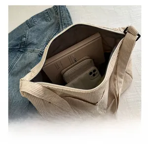 Vista dettagliata dell'interno della borsa tote in velluto a coste beige e fodera interna