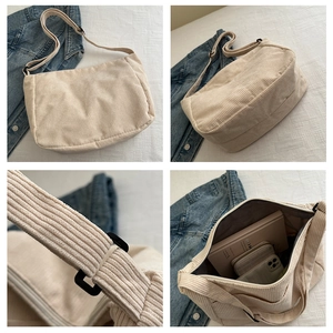 Dettaglio della borsa tote in velluto a coste beige con trama e tracolla regolabile