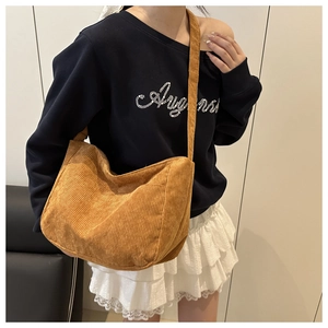Dettaglio borsa hobo in velluto a coste marrone con grande capacità e trama vintage