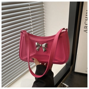 Dettaglio della borsa rosa in pelle PU con fiocco argento e motivo geometrico