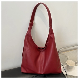 Dettaglio della borsa Hobo rossa con finitura in pelle liscia e fibbie dorate