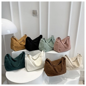Dettaglio di borse tote in velluto a coste di grande capacità in vari colori alla moda