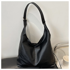 Dettaglio della borsa Hobo in pelle PU nera opaca con tracolla larga e fibbia d'oro