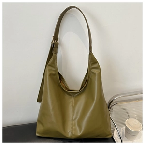 Dettaglio della borsa tote verde oliva in ecopelle con tracolla larga e finiture dorate