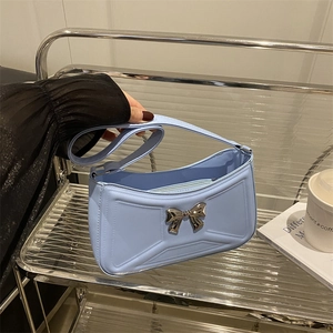 Borsa a mano azzurra in similpelle con fiocco argentato e trama geometrica a rilievo