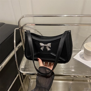 Elegante borsa sottobraccio in ecopelle nera con fiocco in argento e chiusura a zip