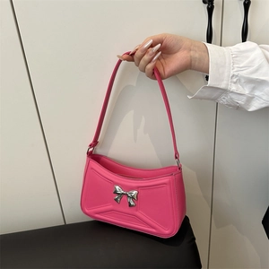 Borsa a tracolla rosa acceso da donna con fiocco argento e moderno design a mezza luna