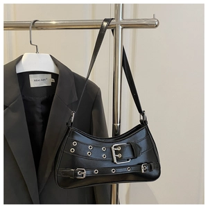 Nahaufnahme der schwarzen Y2K-Punk-Tasche mit silbernen Ösen und verzierten Schnallen